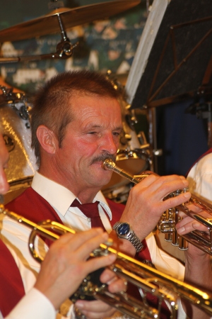 Ernst Hahn als erster Trompeter bei einem Auftritt der Winzerkapelle (2012)
