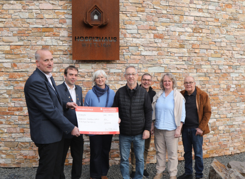 Foto der Scheckübergabe, von li. nach rechts: Frank Weber, Bernd Fröhlich (Musikverein Kröv), Fr. Bielemeier, Hr. Schäfer, Hr. Heckel, Fr. Kiewel, Hr. Aurich (Hospizhaus Wittlich, Förderverein)