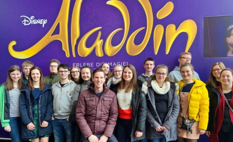 Jugendgruppe in Stuttgart vor dem Musical-Besuch (Aladdin, 2020)