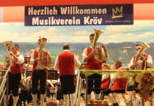 MV Roggenbeuren beim Auftritt an der Weinkirmes 2015