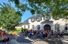 Jugend-Orchester KOMM und JOMM spielen vor dem Gutshaus im Karolingerhof