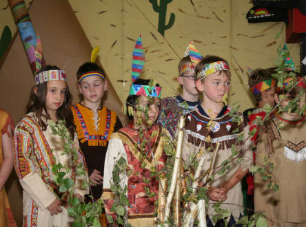 Schüler als Wakatanka-Indianer bei der Aufführung in der Turnhalle