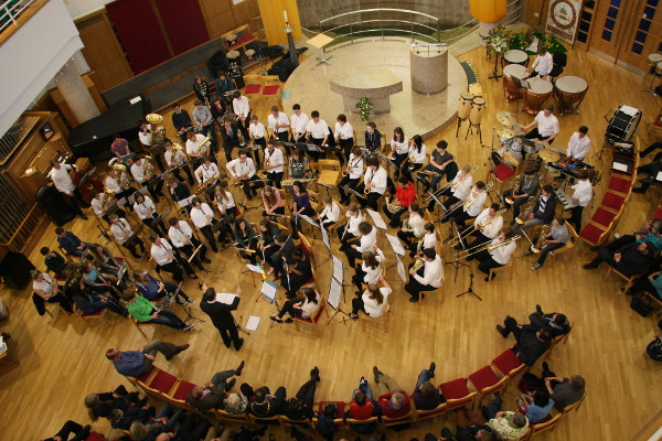 Das JOMM beim Auftritt in der Kirche in Milton Keynes gemeinsam mit Musikern der Musikschule